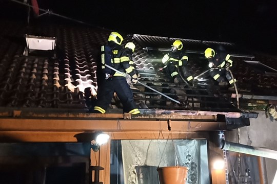 Kvůli požáru lednice v Chropyni hořela i střecha rodinného domu