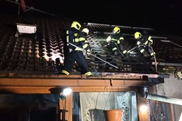 Kvůli požáru lednice v Chropyni hořela i střecha rodinného domu