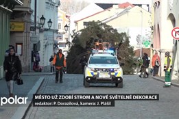 Město už zdobí strom a nové světelné dekorace