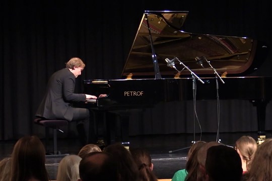 Na slavnostním koncertu zahrál pianista Ivo Kahánek