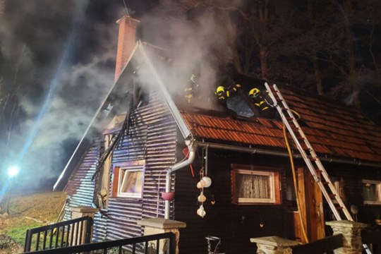 V Dětřichovicích na Bruntálsku shořela dřevěná chata, hasiči zachránili ženu, která se nadýchala kouře