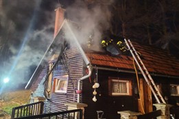 V Dětřichovicích na Bruntálsku shořela dřevěná chata, hasiči zachránili ženu, která se nadýchala kouře