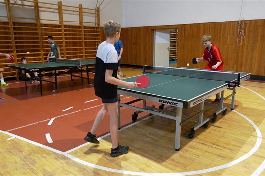 Turnaj ve stolním tenise O pohár 17. listopadu vyhráli žáci Hoplíček a Pavlica