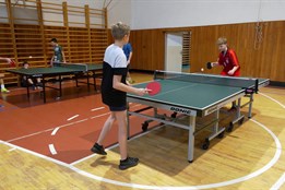 Turnaj ve stolním tenise O pohár 17. listopadu vyhráli žáci Hoplíček a Pavlica