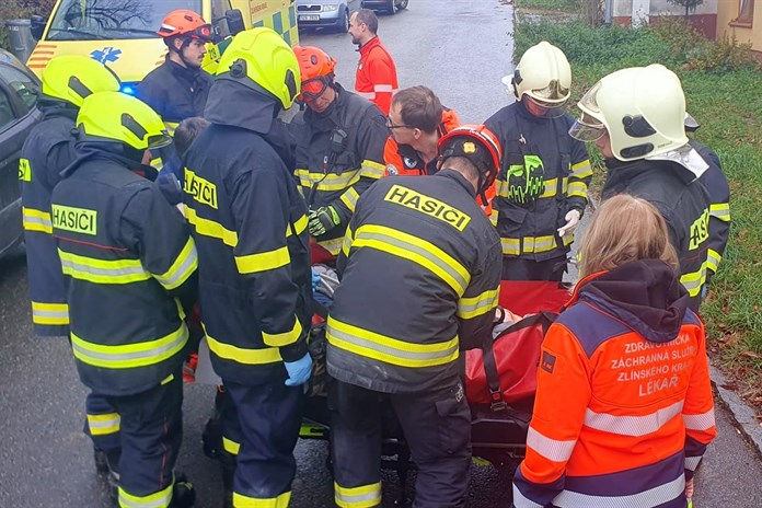 Pro převoz nadměrných pacientů používají záchranáři speciální sadu na nosítka