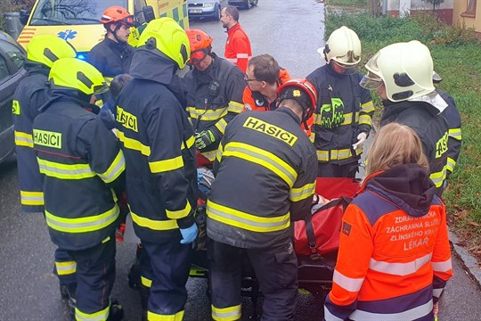 Pro převoz nadměrných pacientů používají záchranáři speciální sadu na nosítka