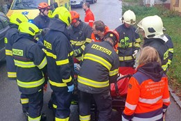 Pro převoz nadměrných pacientů používají záchranáři speciální sadu na nosítka