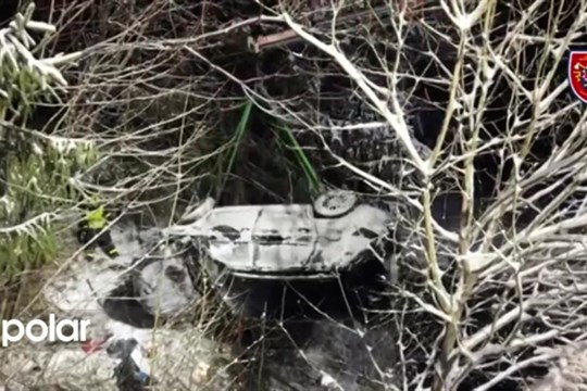 VIDEO: Auto s pěti lidmi se ve Starých Hamrech zřítilo ze svahu, zasahoval i vyprošťovací speciál hasičů