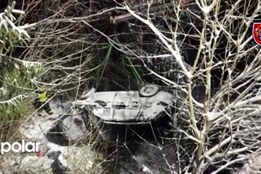 VIDEO: Auto s pěti lidmi se ve Starých Hamrech zřítilo ze svahu, zasahoval i vyprošťovací speciál hasičů