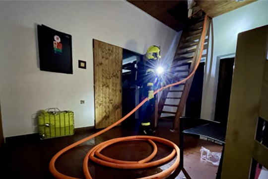 Požár chaty v Kopřivnici: 30 lidí se stihlo evakuovat, hasiči museli požádat o posyp v okolí zásahu