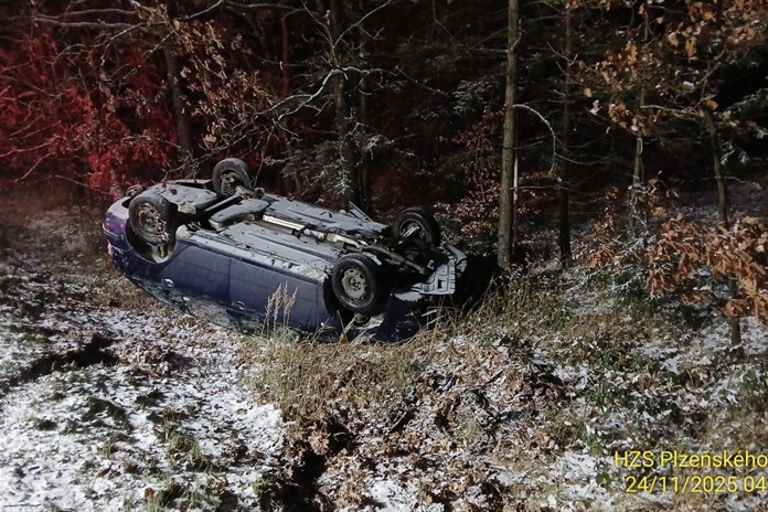 Sněžení komplikovalo provoz na silnicích v Plzeňském kraji, dálnice kvůli nehodě stála