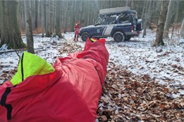 Padesátiletá turistka na procházce v Jeseníkách uklouzla na ledu a nemohla se hýbat,  záchranáři ji našli po hodině pátrání