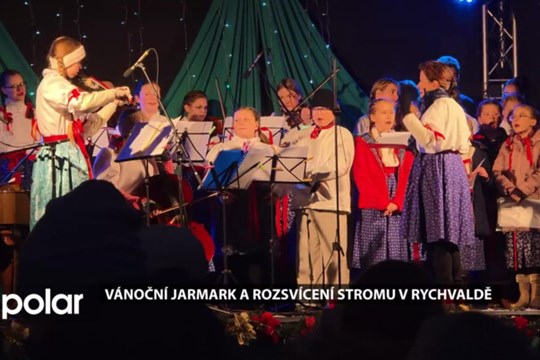 V Rychvaldě se lidé sešli na vánočním jarmarku, kde společně rozsvítili strom