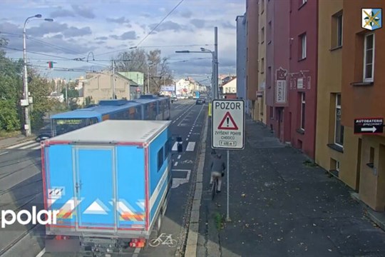 Srazil dívku a jel dál. Policie zjišťuje totožnost cyklisty