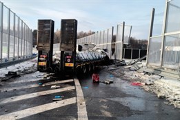 Kamion poškodil protihlukovou stěnu. Nehoda zastavila provoz v obou směrech