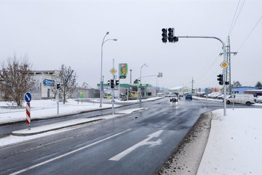 Průjezd křižovatkou Jateční a Chrástecké ulice by měl být plynulejší, město dokončuje rekonstrukci semaforů