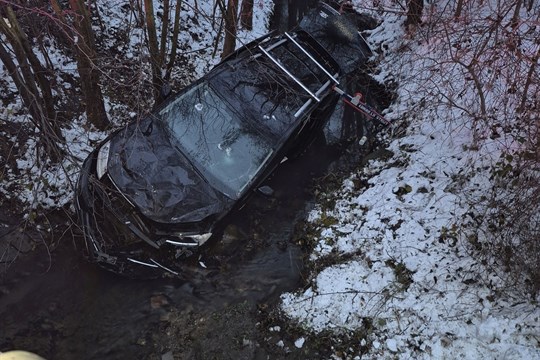 Po nehodě u Korytné skončilo vozidlo v potoce. Řidičku museli vyprošťovat