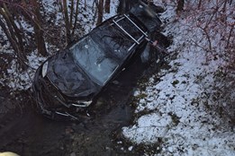 Po nehodě u Korytné skončilo vozidlo v potoce. Řidičku museli vyprošťovat