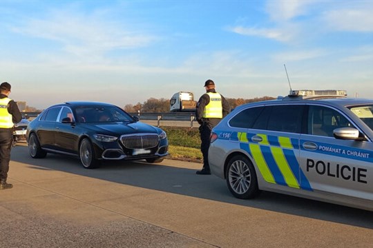 Nelegální práce, zákaz řízení i padělání dokladů. Velká kontrola cizinecké policie odhalila několik porušení zákona