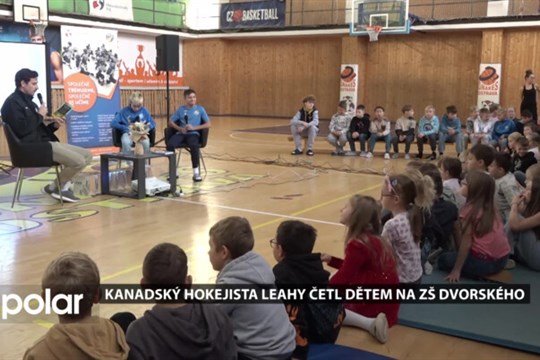 Kanadský hokejista Leahy četl dětem na ZŠ Dvorského
