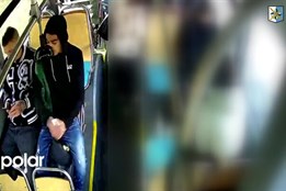 Mladíci využili příležitosti a vzali zapomenutý batoh. Policie žádá veřejnost o jména