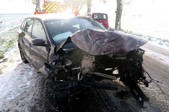 Smyky na sněhu poslaly auta do stromu