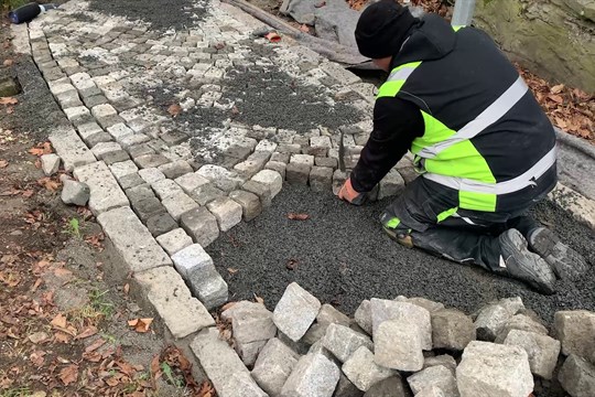 Chodník Panskou zahradou na Sychrov je po rekonstrukci otevřen 