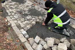 Chodník Panskou zahradou na Sychrov je po rekonstrukci otevřen 