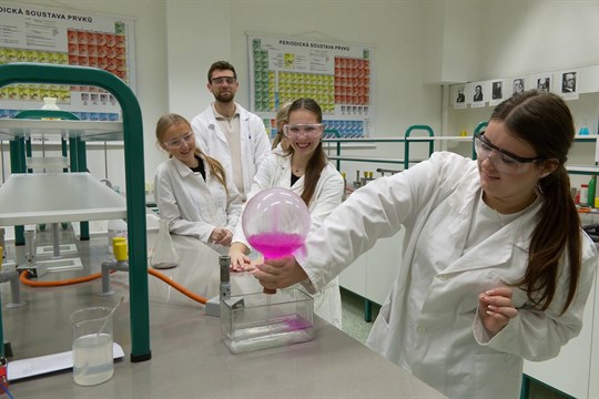 Staroměstská SOŠG představila simulátor řízení a centrum první pomoci