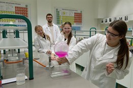 Staroměstská SOŠG představila simulátor řízení a centrum první pomoci