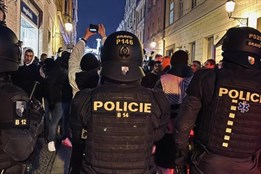 Fanoušci Freiburgu řádili v centru Plzně. Primátor žádá omluvu