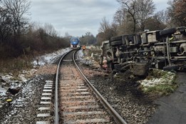 U Vizovic se srazil vlak s nákladním vozidlem. Provoz na železnici byl zastaven