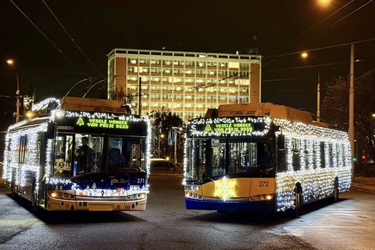 Dvojnásobná radost pro cestující! Ulicemi Zlína a Otrokovic budou letos jezdit dva vánoční trolejbusy