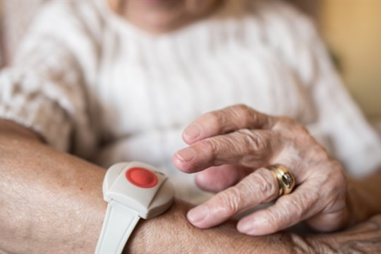 Seniorka několik hodin ležela na zemi, zachránila ji domluvená schůzka se strážníky