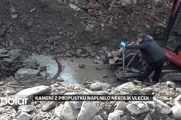 Kamení z propustku naplnilo několik vleček