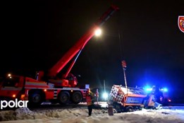 Sypač sjel ze silnice a musel být vyprošťován