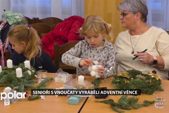 Senioři s vnoučaty vyráběli v Rychvaldě adventní věnce