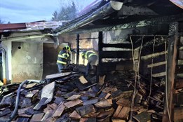 S požárem vyhřívané psí boudy v Pravčicích bojovalo pět jednotek hasičů. Škoda je za půl milionu