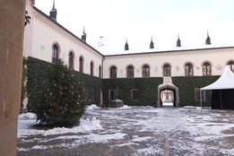 Na Sychrov dorazí adventní trhy i motoráček