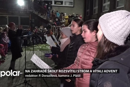 Na zahradě školy kardinála Tomáška rozsvítili strom a vítali advent