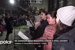 Na zahradě školy kardinála Tomáška rozsvítili strom a vítali advent
