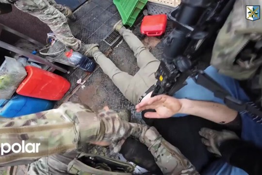 Zbraně, pervitin a dva miliony korun. Tři muži byli zadrženi za výrobu a prodej drog