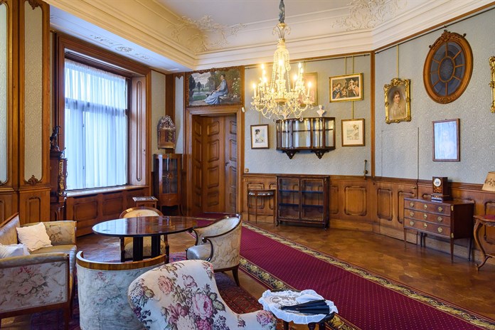 Záchrana vzácných tapet v zámku Lešná pokračuje. Tentokrát se dočkal Dámský salon