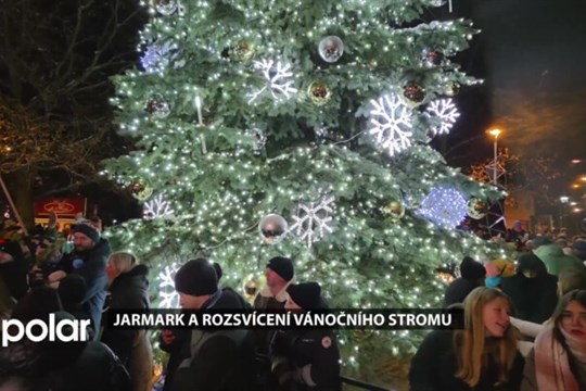 Na jarmarku ve Frýdlantě nad Ostravicí lidé společně rozsvítili vánoční strom