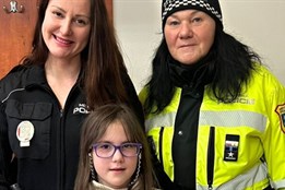 Ztracená dívenka plakala na lavičce u stromečku. Pomohly kolemjdoucí strážnice