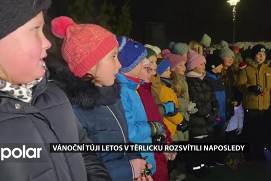 Vánoční túji letos v Těrlicku rozsvítili naposledy, roste nad potrubím a půjde k zemi