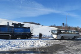 Autobus se střetl s lokomotivou. Policie žádá cestující o podrobnější informace