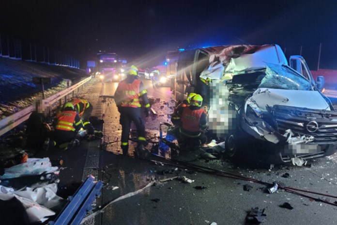 Dodávka nabourala do kamionu na D48. Tři zranění, spolujezdce vyprošťovali