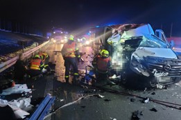 Dodávka nabourala do kamionu na D48. Tři zranění, spolujezdce vyprošťovali