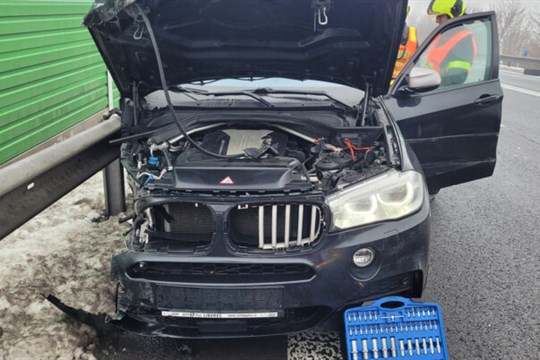 Střet BMW a Škody odhodil auta přes 200 metrů od sebe